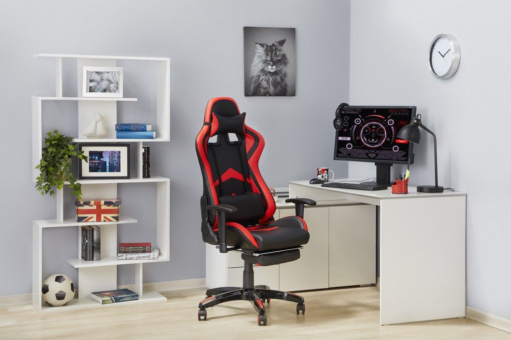 Игровое кресло может подойти как геймеру, так и просто для работы